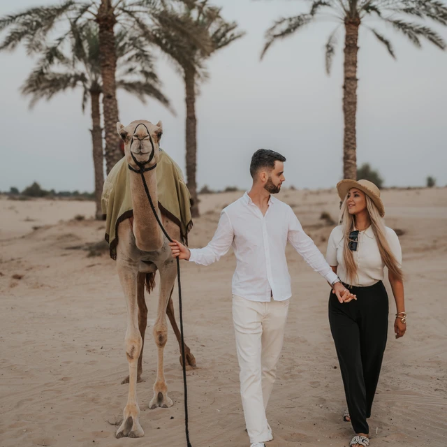 séance photo à Dubaï Couple se regardant pendant une séance photo à Dubaï près du Burj Al Arab à Shimmers.