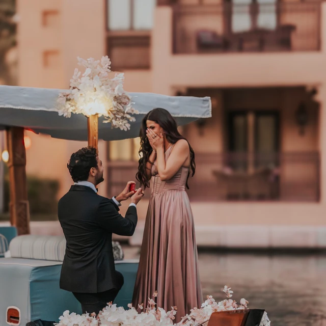 séance photo à Dubai Séance photo d’un couple faisant une demande en mariage à Dubai.