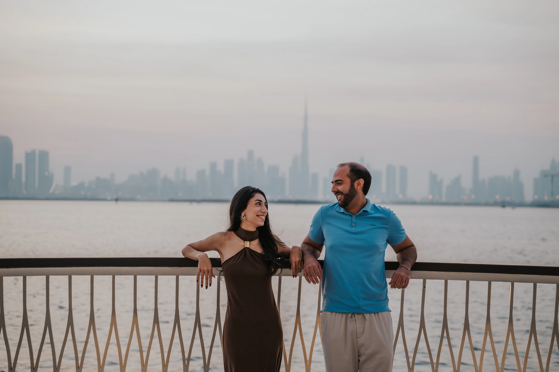 Séance photo de couple dans les dunes de Dubai.