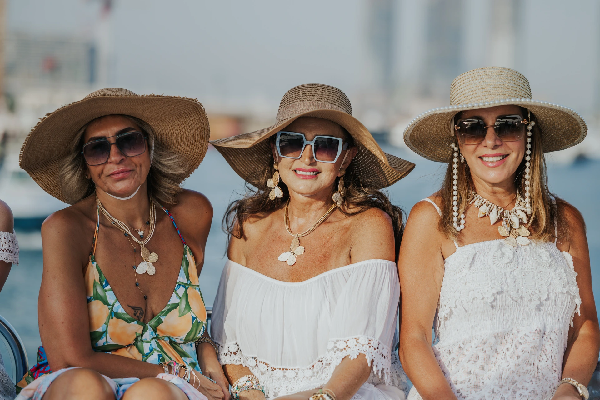 Servizio fotografico a Dubai con cappelli.