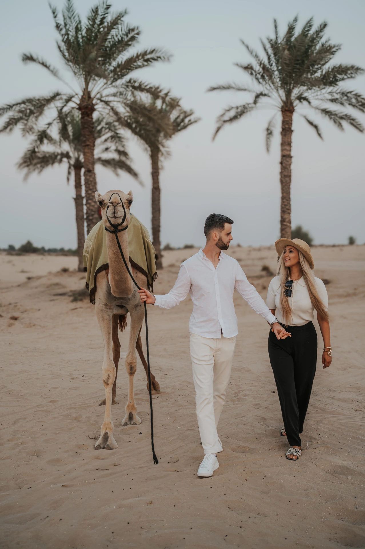 Coppia che si guarda durante un servizio fotografico a Dubai vicino al Burj Al Arab a Shimmers.