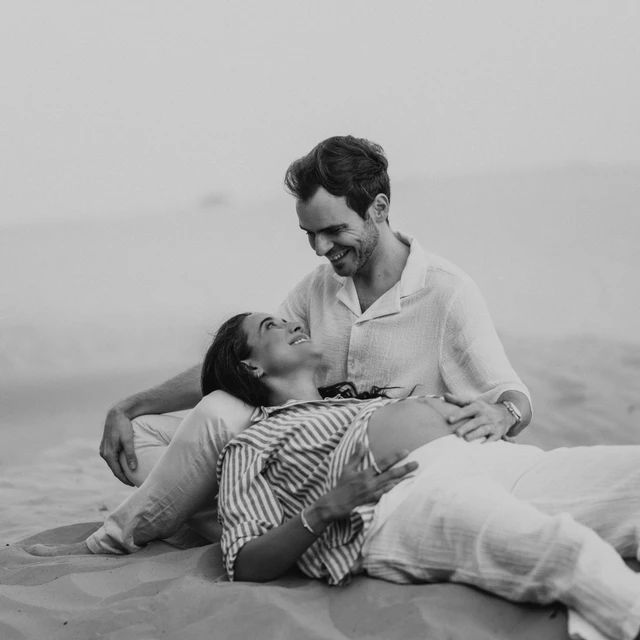 servizio fotografico gravidanza Dubai Un servizio fotografico di gravidanza a Dubai, con l’immagine ritagliata sul pancione e sulla coppia, e il mare sullo sfondo.