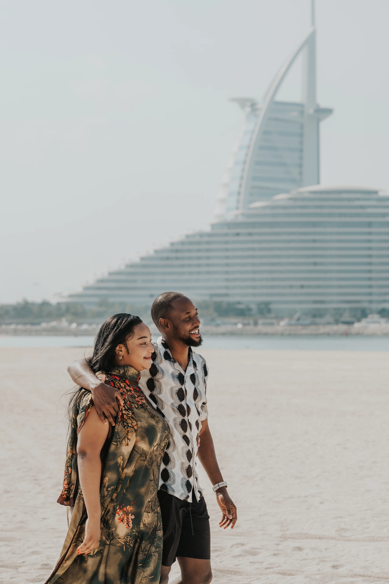 Sesja zdjęciowa pary w Dubaju przy Burj Al Arab.