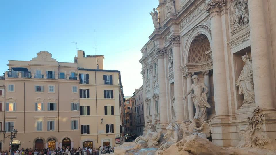 Rome Photoshoot Colours - Trevi Fountain Pale stone, turquoise water and warm façades form the colour palette around Trevi Fountain in Rome.