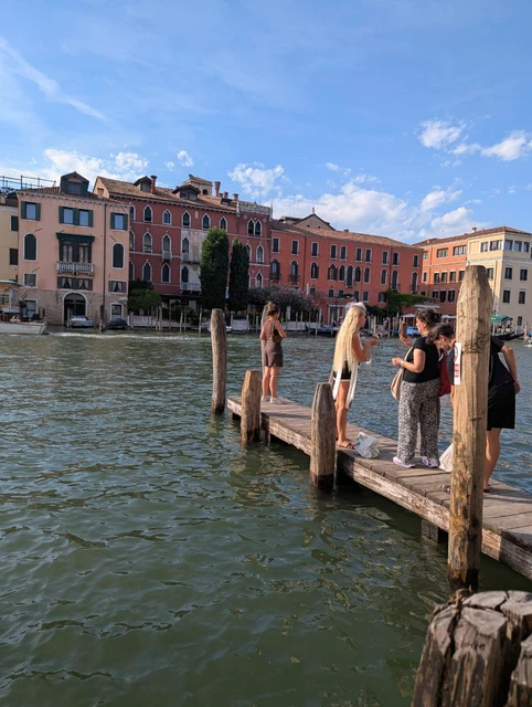 A Venice setting for a relaxed couple photoshoot