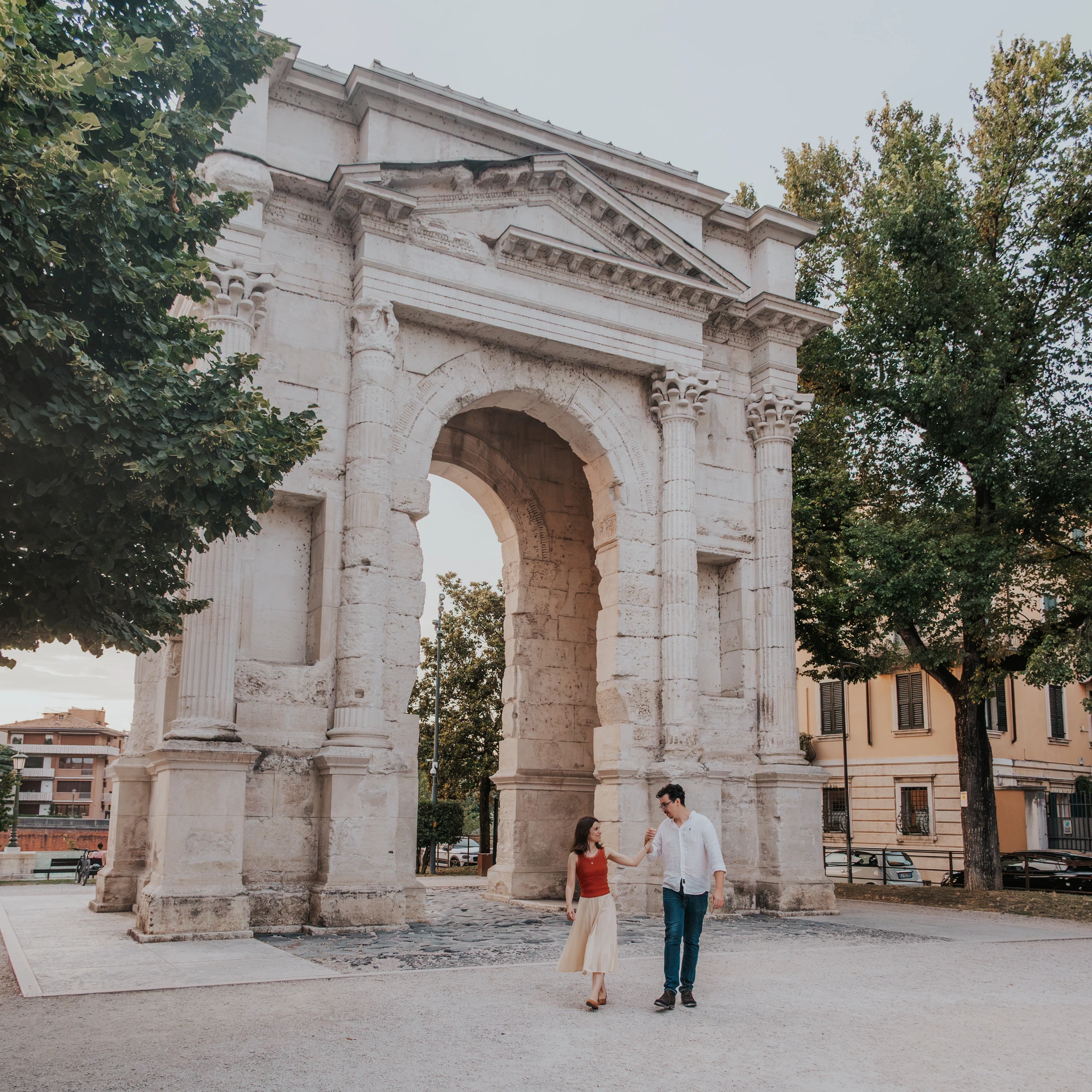 Couple beside the Arco dei Gavi in Verona