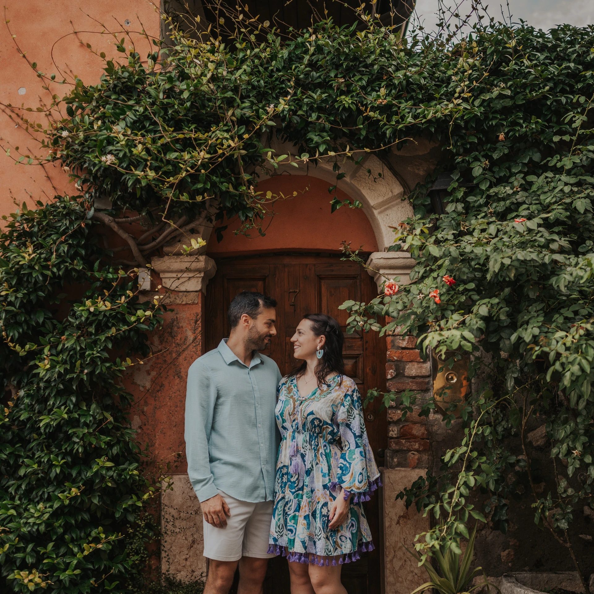 Couple by an ivy-covered doorway in Verona