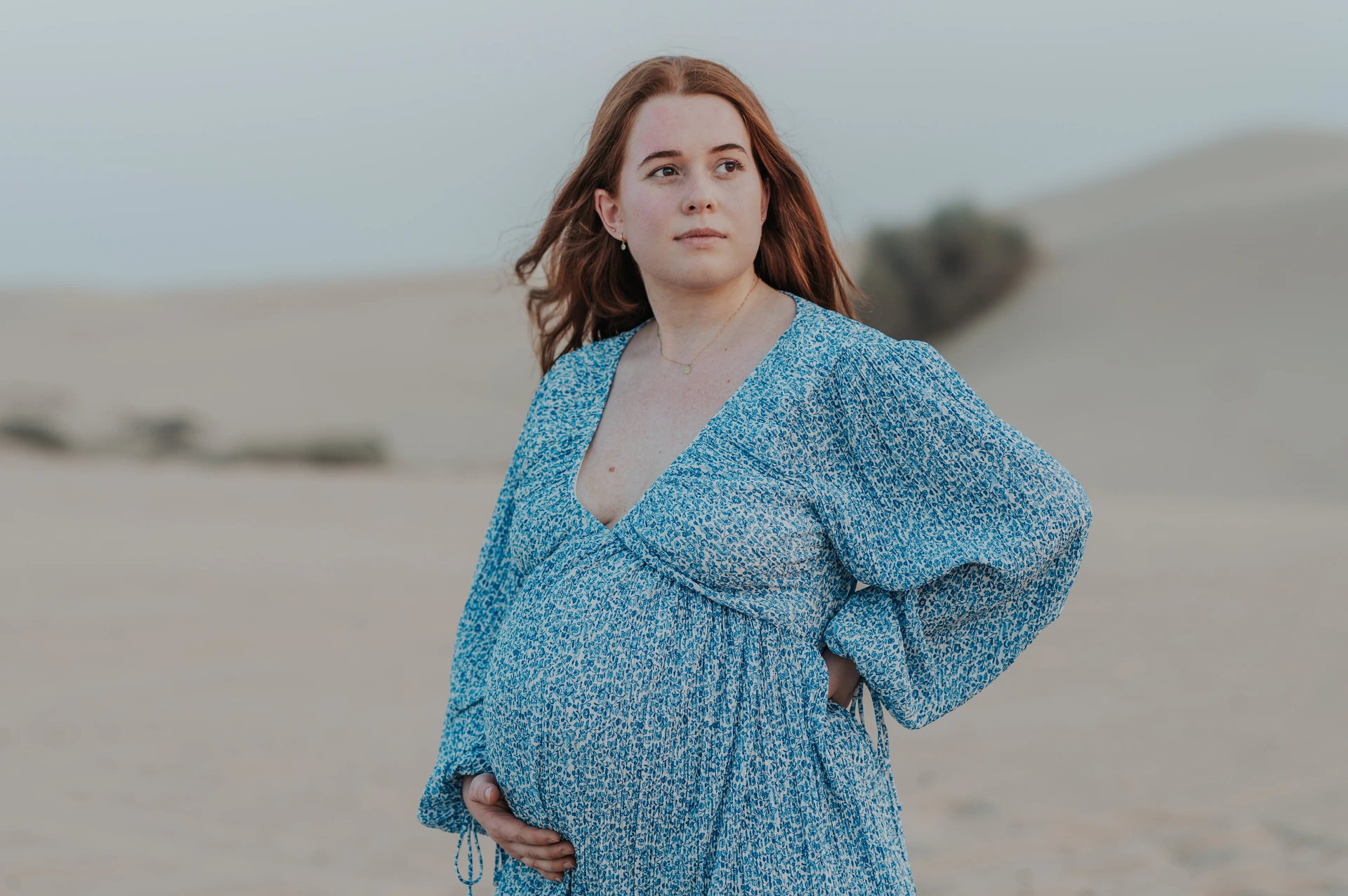 A planning card image shows a mother-to-be in blue on Dubai dunes, introducing what to plan for a desert maternity photoshoot.
