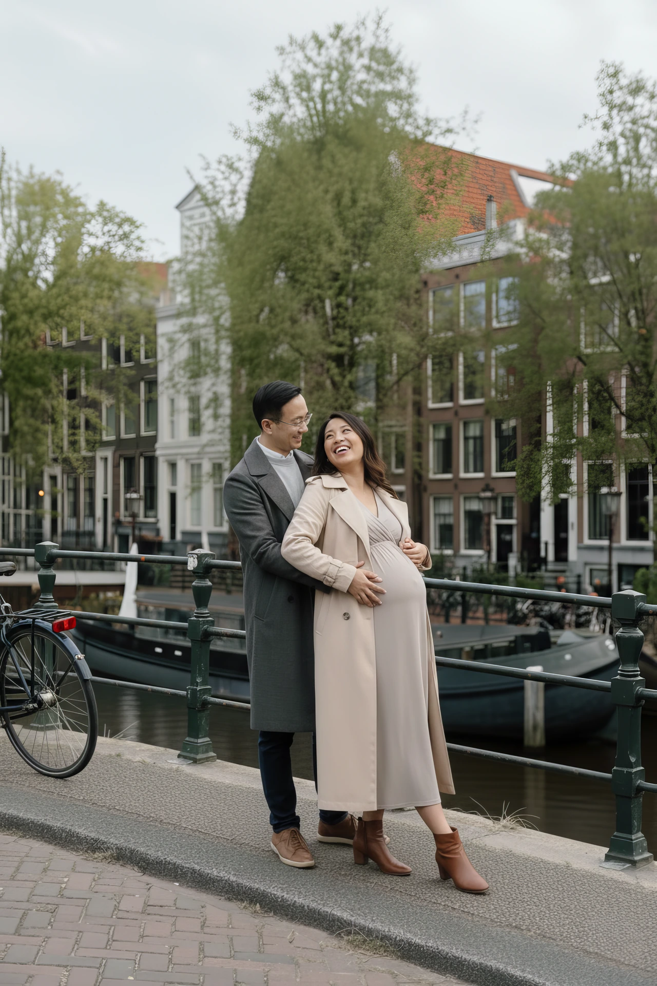 Een koppel dat een zwangerschapsshoot in Amsterdam doet met herfstkleding aan.
