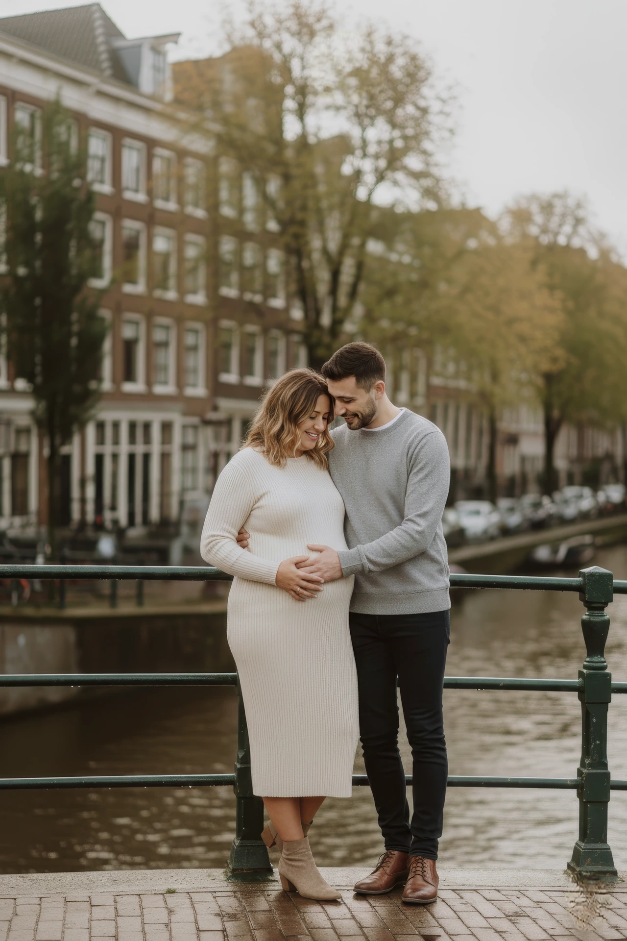 Zwangerschapsshoot van een koppel langs de grachten in Amsterdam